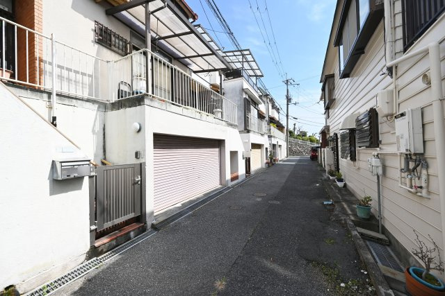 ハピクルタウン西宮市甲陽園本庄町の前面道路含む現地写真|北東側前面道路、幅員4ｍ