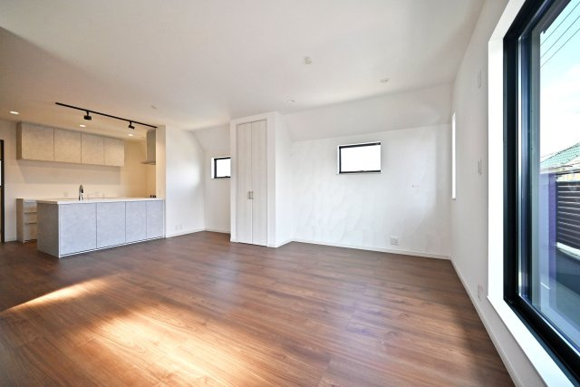 ハピクルタウン西宮市甲陽園本庄町の内観：施工例|同社施工例（リビング）
LDKは17.5帖の広さを確保。ダイニングテーブルとソファーセットを配置しても余裕の広さ。お子様を含めてご家族みんながくつろげる空間を実現します。