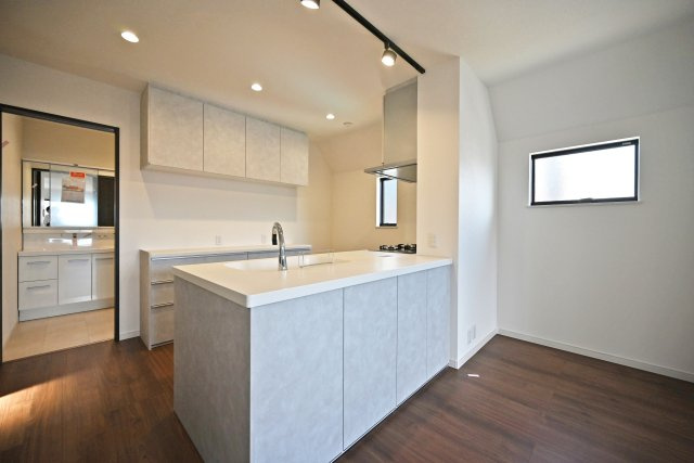 ハピクルタウン西宮市甲陽園本庄町の内観：施工例|同社施工例（キッチン）
キッチンは対面式を採用。お料理中でも家族との会話が途切れることはありません。又、リビングを見渡せる構造になっているので、小さなお子様いらっしゃるご家庭でも安心です。