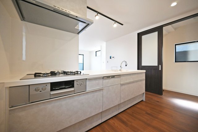 ハピクルタウン西宮市甲陽園本庄町の内観：施工例|同社施工例（キッチン）
広々としたワークトップはお料理の盛り付けに便利、食洗機付で食後の面倒な片付けも楽に済ませます。