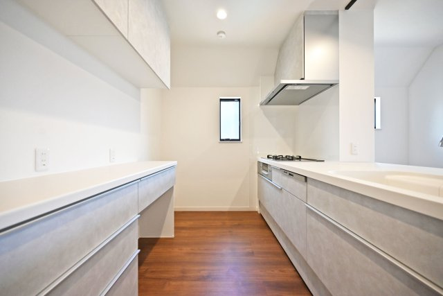 ハピクルタウン西宮市甲陽園本庄町の内観：施工例|同社施工例（キッチン）
キッチンの背面にはカップボードを設置。キッチン周りの収納力を確保すると同時に、キッチン上部の吊り戸棚をなくすことで開放的なキッチンを実現しています。