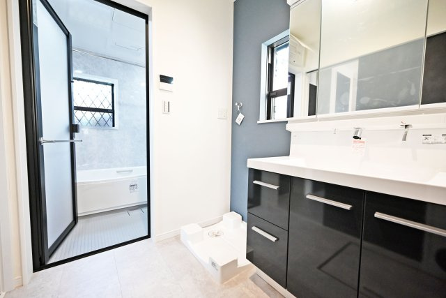 ハピクルタウン西宮市甲陽園本庄町の内観：施工例|同社施工例（洗面室）
三面鏡裏のスペースにはスキンケア化粧品や整髪料のような小物を収納。洗面ボウル下にはタオルや洗剤などの大きな物を収納でき、スッキリとした洗面周りを実現できます。