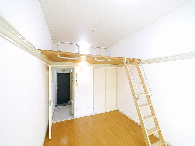 レオ四条大路の洋室