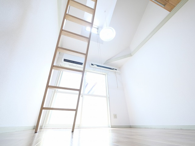 レオ四条大路の洋室|コンパクトで使いやすい洋室です