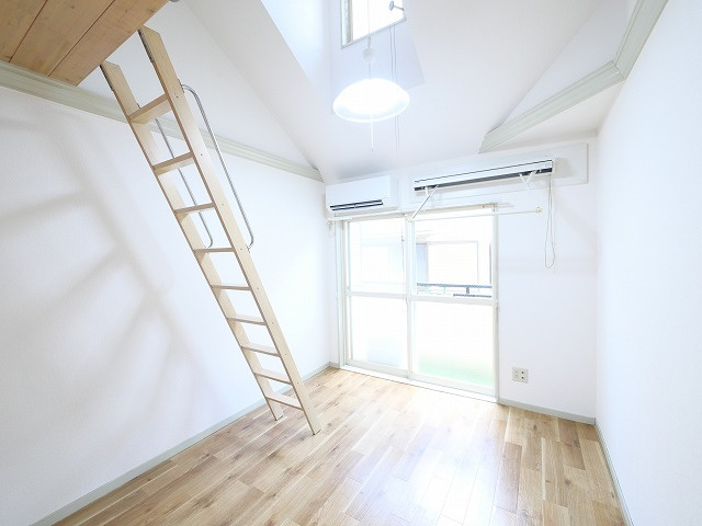 レオ四条大路の寝室|落ち着いて過ごせるお部屋なので、寝室にいかがでしょうか