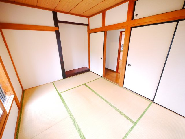 東金市山口　中古戸建の和室|内外装リフォーム済み ４LDK リビング約12.5帖　車庫駐車1台　2階にもトイレ 閑静な分譲地内