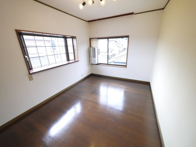 東金市山口　中古戸建の洋室|内外装リフォーム済み ４LDK リビング約12.5帖　車庫駐車1台　2階にもトイレ 閑静な分譲地内