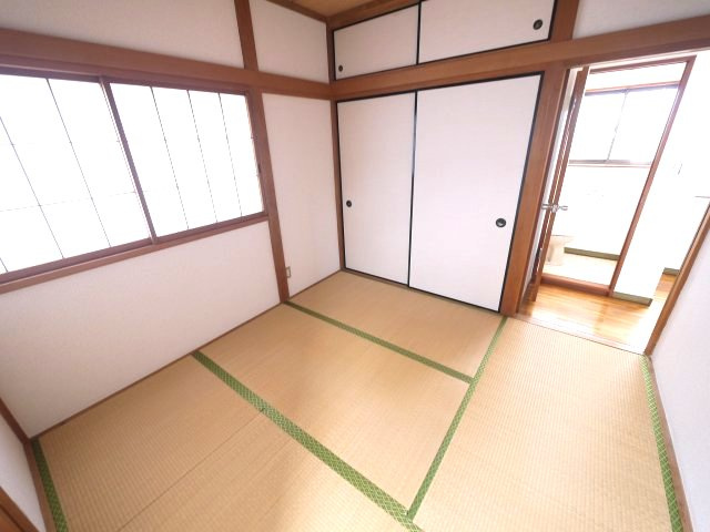 東金市山口　中古戸建の和室|内外装リフォーム済み ４LDK リビング約12.5帖　車庫駐車1台　2階にもトイレ 閑静な分譲地内