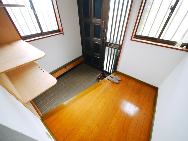 東金市山口　中古戸建の玄関|内外装リフォーム済み ４LDK リビング約12.5帖　車庫駐車1台　2階にもトイレ 閑静な分譲地内