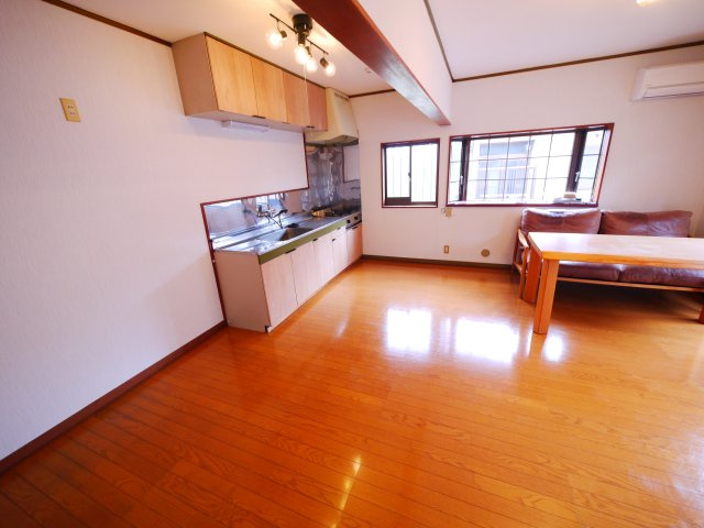 東金市山口　中古戸建の居間・リビング|内外装リフォーム済み ４LDK リビング約12.5帖　車庫駐車1台　2階にもトイレ 閑静な分譲地内