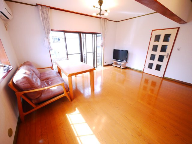 東金市山口　中古戸建の居間・リビング|内外装リフォーム済み ４LDK リビング約12.5帖　車庫駐車1台　2階にもトイレ 閑静な分譲地内