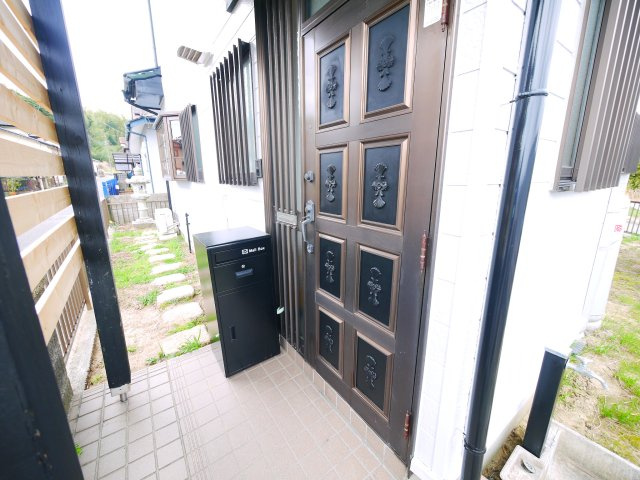 東金市山口　中古戸建の玄関|内外装リフォーム済み ４LDK リビング約12.5帖　車庫駐車1台　2階にもトイレ 閑静な分譲地内