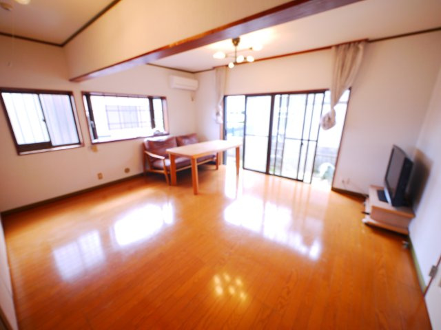 東金市山口　中古戸建の居間・リビング|内外装リフォーム済み ４LDK リビング約12.5帖　車庫駐車1台　2階にもトイレ 閑静な分譲地内