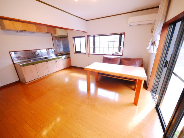 東金市山口　中古戸建の居間・リビング|内外装リフォーム済み ４LDK リビング約12.5帖　車庫駐車1台　2階にもトイレ 閑静な分譲地内