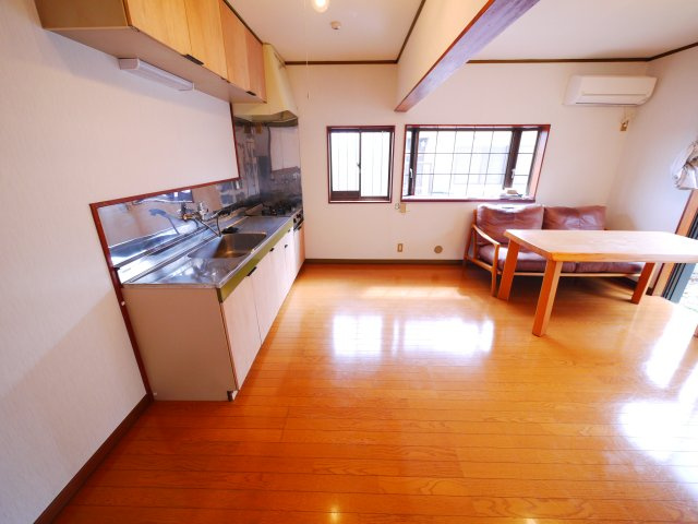 東金市山口　中古戸建の居間・リビング|内外装リフォーム済み ４LDK リビング約12.5帖　車庫駐車1台　2階にもトイレ 閑静な分譲地内