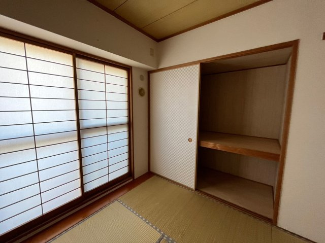 ハイツ本山の居間・リビング