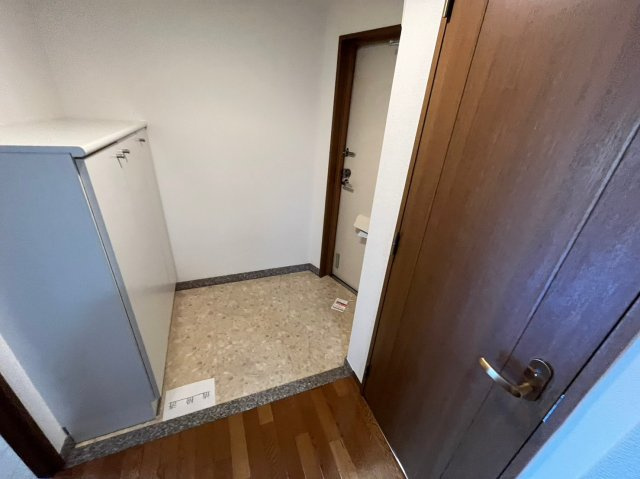 ハイツ本山の玄関