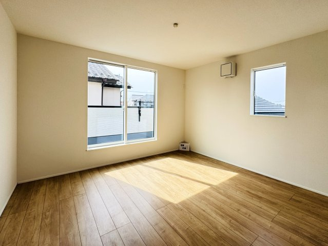 柏市酒井根５丁目新築戸建【酒井根小学校：7分】の寝室|8帖寝室・南側バルコニー前の明るいお部屋です♪