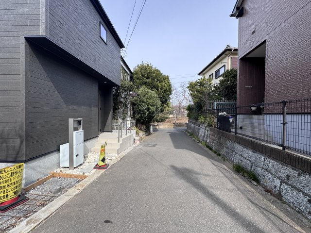 柏市酒井根５丁目新築戸建【酒井根小学校：7分】の前面道路含む現地写真|東側前面道路