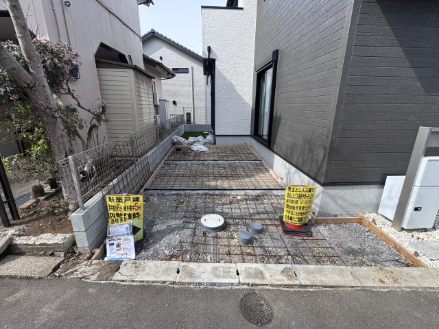 柏市酒井根５丁目新築戸建【酒井根小学校：7分】の駐車場|駐車スペース完備（3月13日撮影）