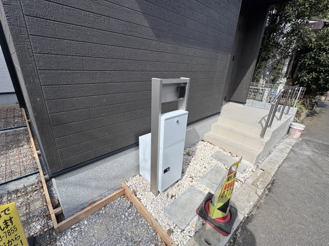 柏市酒井根５丁目新築戸建【酒井根小学校：7分】の防犯設備|インターホン・宅配ボックス完備