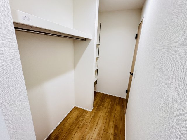 柏市酒井根５丁目新築戸建【酒井根小学校：7分】の収納|玄関ホール横・ファミリークローク