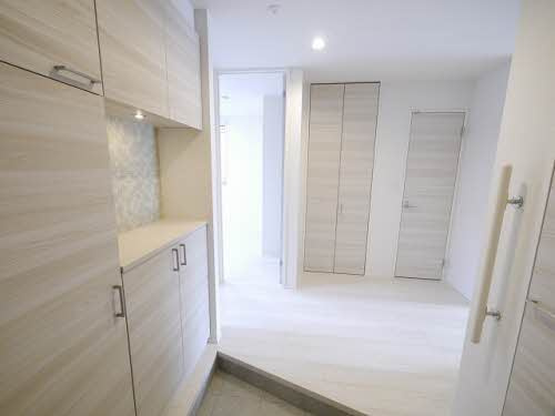 熊本市東区小山１丁目のアパートの玄関