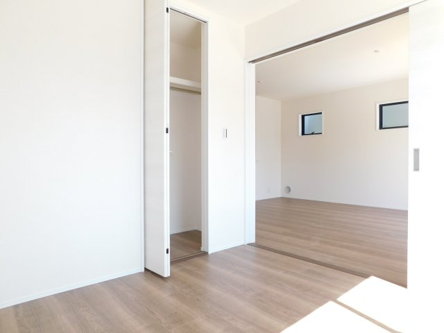 愛西市草平町江ノ田の新築一戸建の洋室|◇１階洋室◇　　南面で明るい洋室４．５帖　全居室収納完備！　