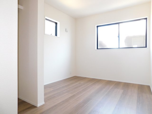 愛西市草平町江ノ田の新築一戸建の洋室|◇２階洋室◇　　明るい洋室４．５帖　全居室収納完備！　