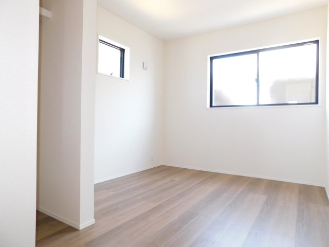 愛西市草平町江ノ田の新築一戸建の洋室|◇２階洋室◇　　明るい洋室５．０６帖　ウォークインクローゼット完備！