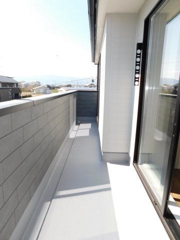 愛西市草平町江ノ田の新築一戸建のバルコニー|◇バルコニー◇　　南面で陽当り良好なワイドバルコニー♪　洋室２部屋から出入りできます♪