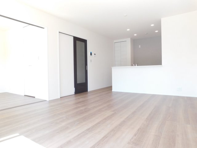 愛西市草平町江ノ田の新築一戸建の居間・リビング|◇リビング◇　　南面で明るいリビング１５．７５帖　キッチン横に収納完備！