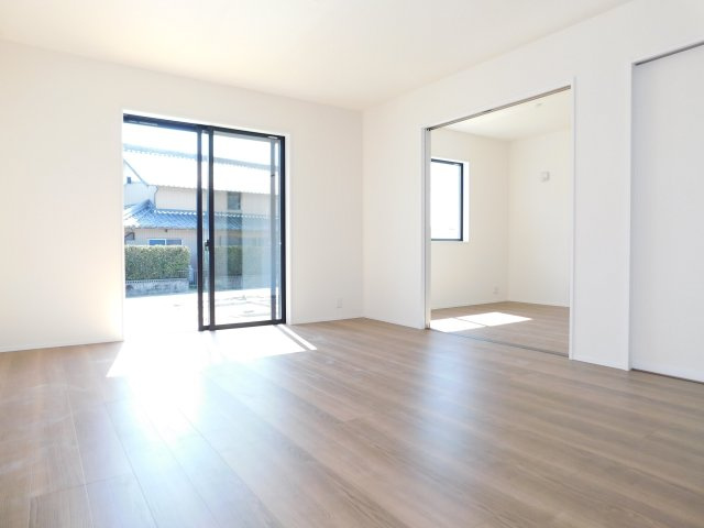 愛西市草平町江ノ田の新築一戸建の居間・リビング|◇リビング◇　　南面で明るいリビング１５．７５帖　洋室と続き間で２０．２５帖の広々空間になります♪