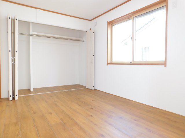 稲沢市平和町西光坊大門南の中古一戸建の洋室|◇１階洋室◇　　明るい洋室約６．０帖　全居室収納完備♪　リビングの続き間としても利用できます♪