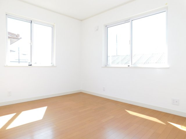 稲沢市平和町西光坊大門南の中古一戸建の洋室|◇２階洋室◇　　南面で明るい洋室約６．０帖　全居室収納完備♪