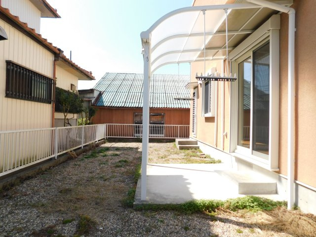稲沢市平和町西光坊大門南の中古一戸建の庭|◇庭◇　　屋根付きのテラス♪　家族の憩いの場になります♪