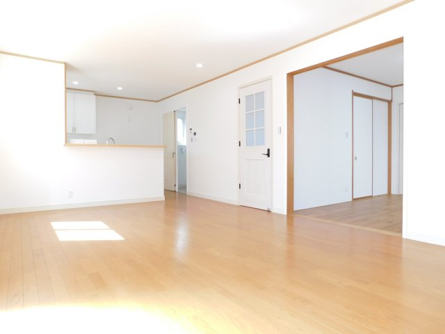 稲沢市平和町西光坊大門南の中古一戸建の居間・リビング|◇リビング◇　　南面で明るいリビング約１８．０帖　隣の洋室と続き間で約２４．０帖の広々空間になります♪