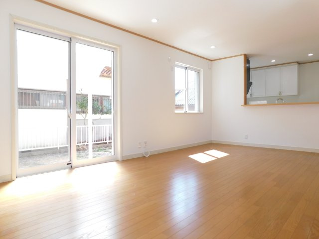 稲沢市平和町西光坊大門南の中古一戸建の居間・リビング|◇リビング◇　　南面で明るいリビング約１８．０帖　リビングからテラスへ出入りできます♪