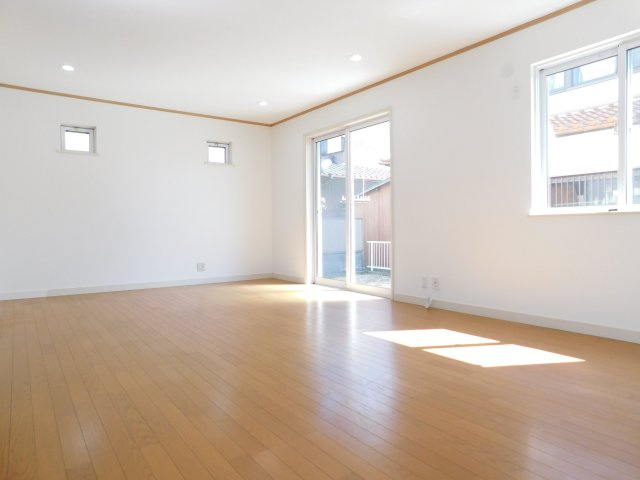 稲沢市平和町西光坊大門南の中古一戸建の居間・リビング|◇リビング◇　　南面で明るいリビング約１８．０帖　家族が集まってもゆとりのあるリビング♪