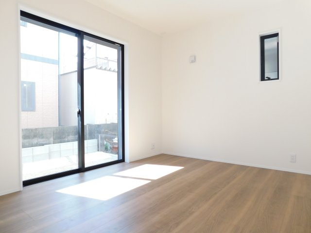 愛西市大井町宮新田の新築一戸建の洋室|◇１階洋室◇　　南面で明るい洋室５．２５帖　全居室収納完備♪　ＬＤＫと続き間としても利用できます♪