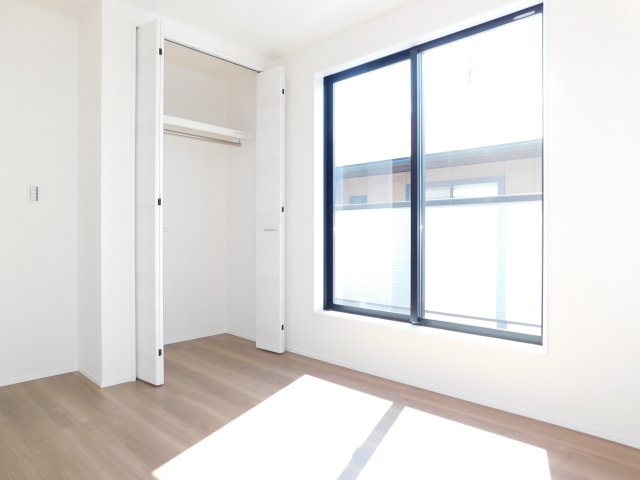 愛西市大井町宮新田の新築一戸建の洋室|◇２階洋室◇　　南面で明るい洋室５．６３帖　全居室収納完備♪　バルコニー付き！