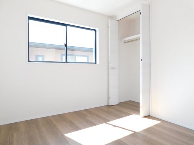 愛西市大井町宮新田の新築一戸建の洋室|◇２階洋室◇　　南面で明るい洋室５．２５帖　全居室収納完備♪