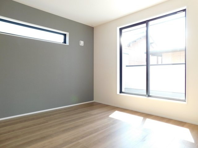 愛西市大井町宮新田の新築一戸建の洋室|◇２階洋室◇　　南面で明るい洋室６．１３帖　ウォークインクローゼット完備♪　バルコニー付き！