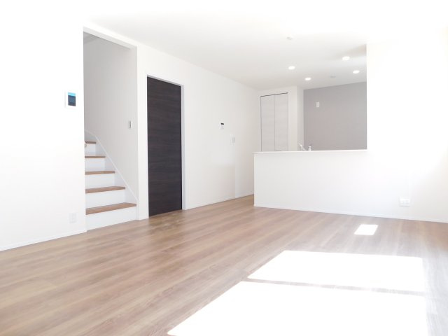 愛西市大井町宮新田の新築一戸建の居間・リビング|◇リビング◇　　南面で明るいリビング１５．７５帖　家族のコミュニケーションが自然と増えるリビング階段♪