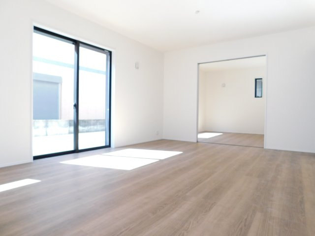 愛西市大井町宮新田の新築一戸建の居間・リビング|◇リビング◇　　南面で明るいリビング１５．７５帖　隣の洋室と続き間で２１.０帖の広々空間になります♪
