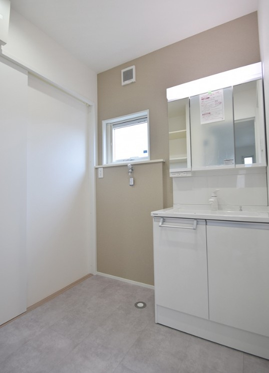 松本市寿北6丁目　戸建の独立洗面台|三面鏡洗面台で身だしなみを整えやすく、収納も備えた使いやすい仕様です。