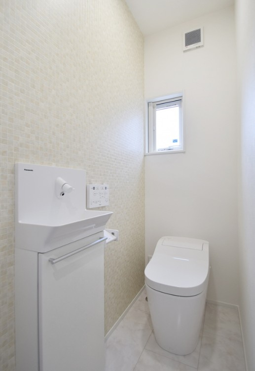 松本市寿北6丁目　戸建のトイレ|圧迫感がないスッキリしたトイレ空間が実現できるタンクレストイレです。