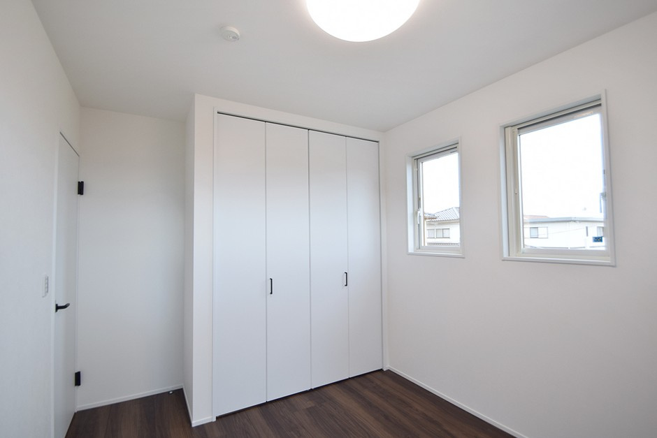 松本市寿北6丁目　戸建の洋室|白を基調とすることでお部屋全体が統一感のある洋室です。