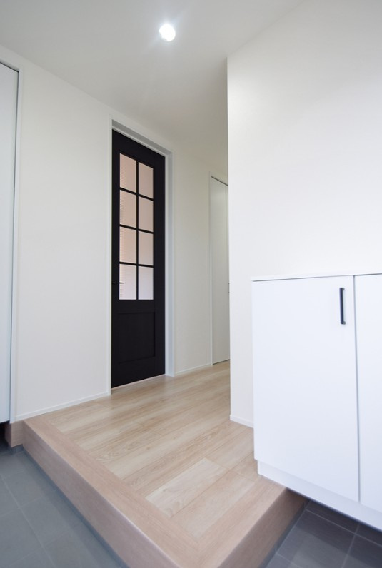 松本市寿北6丁目　戸建の玄関|玄関から見た室内です。白を基調とした内装で、明るく気持ちの良い空間です。
