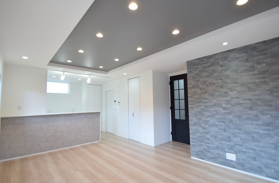 松本市寿北6丁目　戸建の居間・リビング|LDKは約17帖あり、家具配置もしやすいゆとりある広さです。